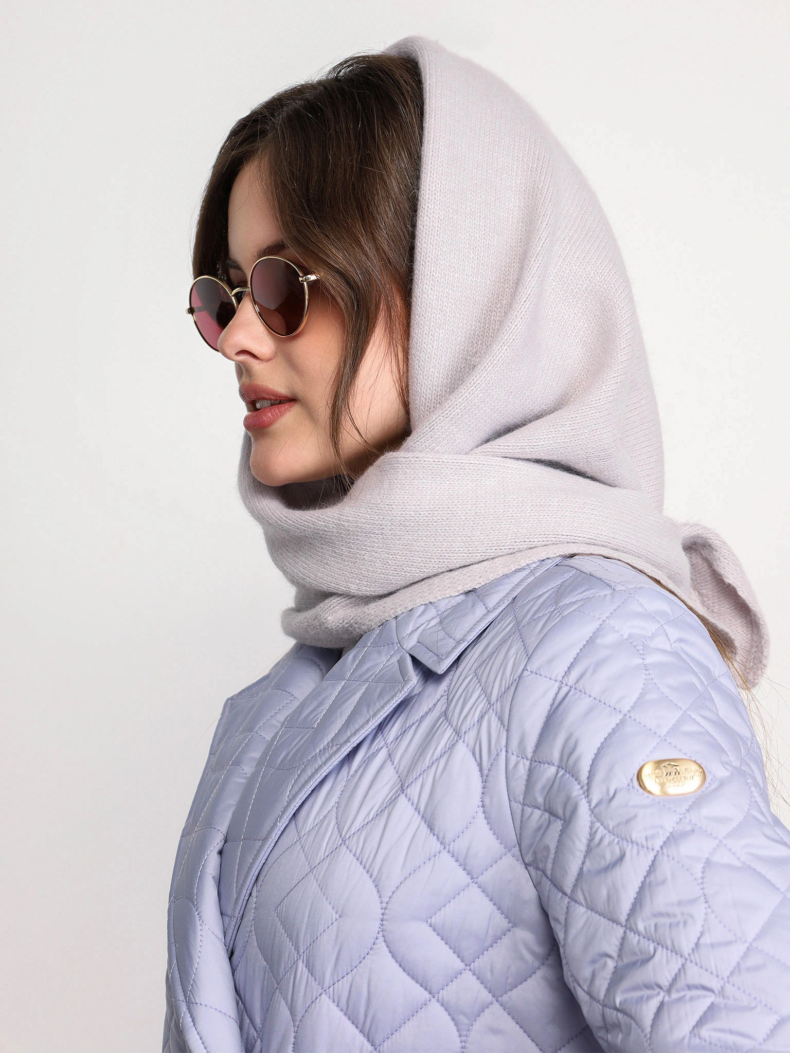 Шарф-косынка с декоративной нашивкой серого цвета